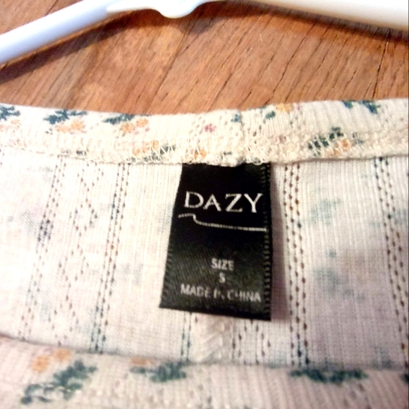 DAZY - Yellow / Off White Ditsy Floral Short Sleeve Top - Picture 6 of 9